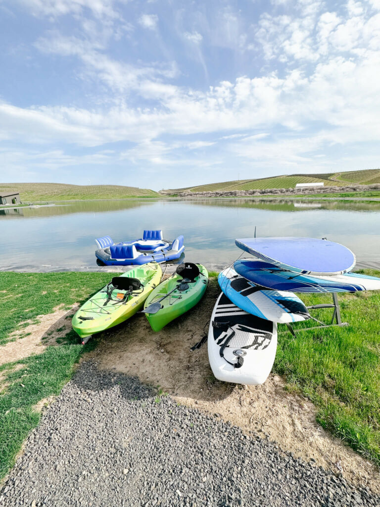 On the bank of the lake you'll find some free fun water sport activities.